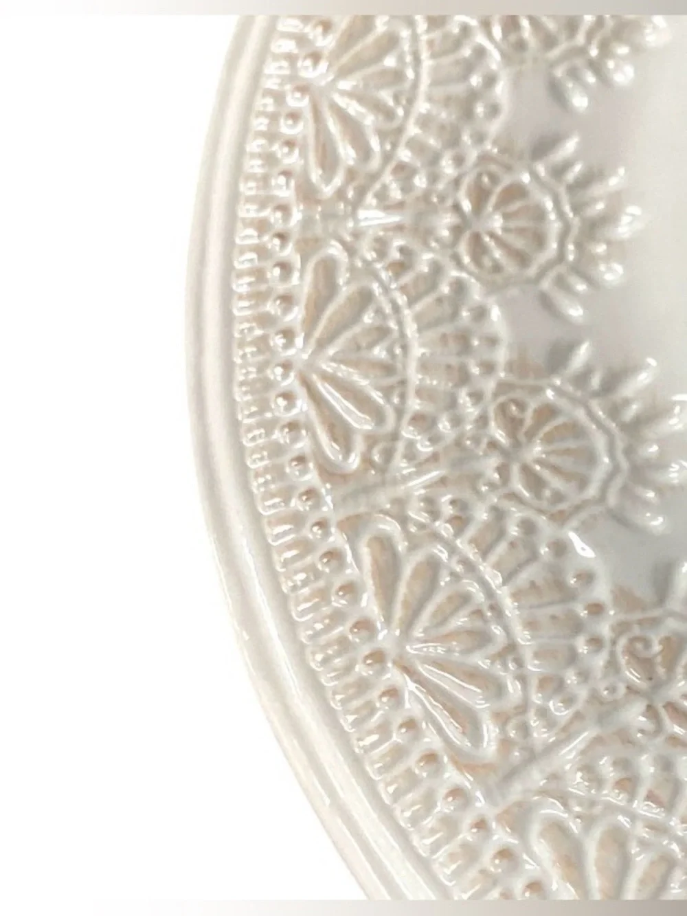 Set of 4 Pioneer Woman Vintage Lace Linen Dinner Plates 10.5